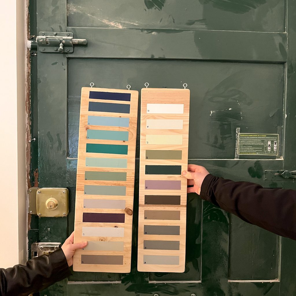 Muestras de color para la selección del acabado de una puerta antigua